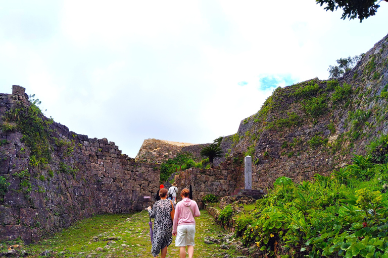 Okinawa: tour del castello di Nakagusuku, panorami e leggende (1,5 ore)Okinawa: tour panoramico e leggende del castello di Nakagusuku (1,5 ore)