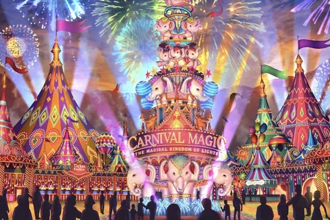 Phuket: Magisk karnevalsshow med middagsbuffet