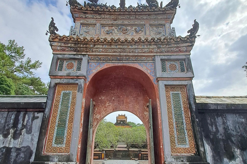 Desde Hoi An: Excursión por la Ciudad Imperial de Hue y el Paso de Hai Van, TumbasDe Hoi An/DaNang a Hue en 1 Día en Excursión Privada