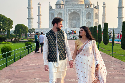 Miete einen Sari oder Kurta Pyjama für den Besuch des Taj Mahal und ein Foto