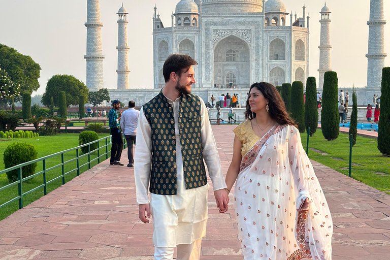 Miete einen Sari oder Kurta Pyjama für den Besuch des Taj Mahal und ein Foto