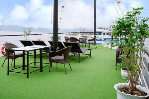 下龙湾豪华游轮一日旅行选项2：从河内老城区接客