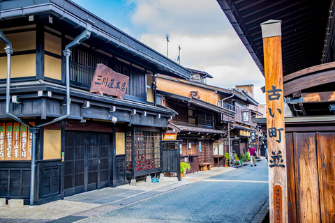 Nagoya: Excursión Histórica de un Día a Shirakawa-go, Gujo, Hida TakayamaNagoya Shirakawa-go Hida Takayama Gujo Excursión a Hachiman