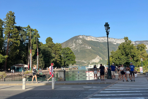 Från Lyon: Medeltida staden Pérouges &amp; Annecy DagsutflyktPrivat tur från Lyon: Upptäck Pérouges och Annecy