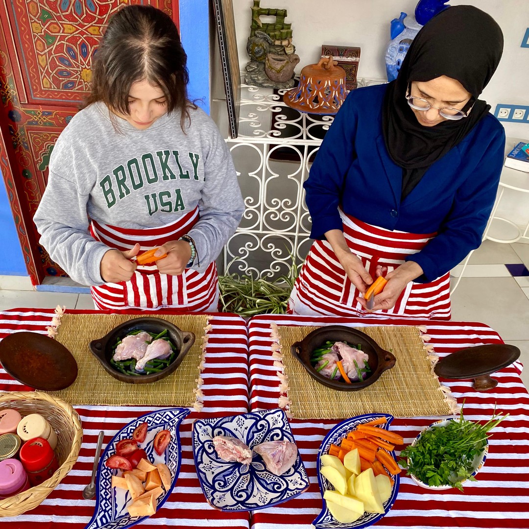 Cours de cuisine marocaine avec une famille locale et visite du marché