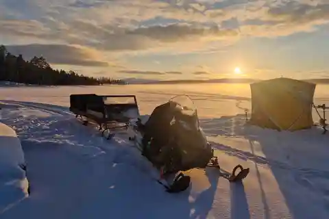 Ivalo : balade en traîneau et pêche sur un lac sauvage