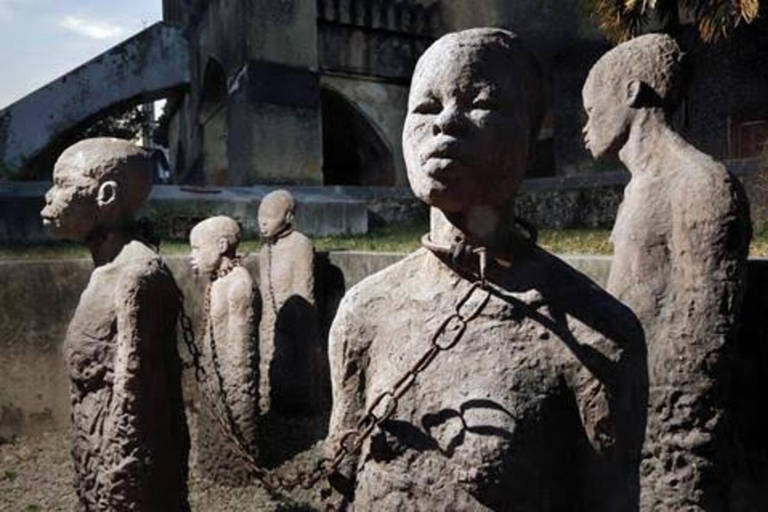 Zanzibar: wyspa więzienna, zwiedzanie kamiennego miasta i jaskinia salaam.Ta opcja jest przeznaczona dla osób, które zatrzymują się w Zanzibarze.