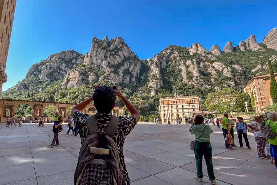 Barcelona: Montserrat, Schwarze Madonna, Zahnradbahn & Liköre. Foto: GetYourGuide