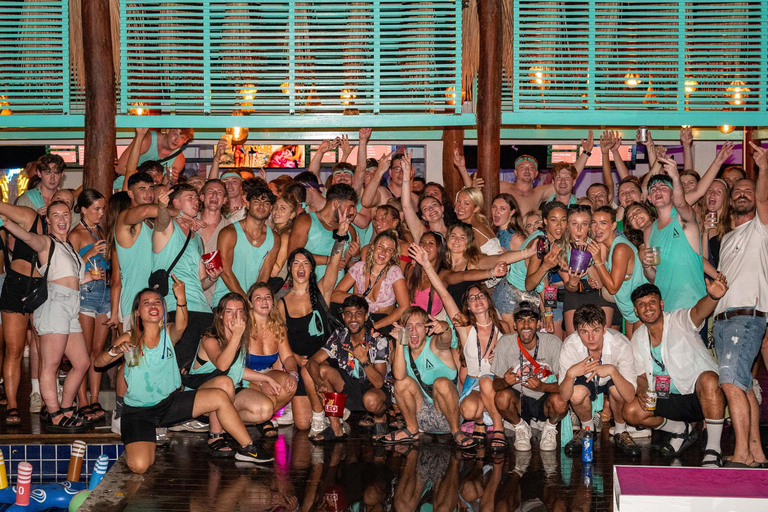 Ao Nang: Bar Crawl met gids, shotjes en een T-shirt