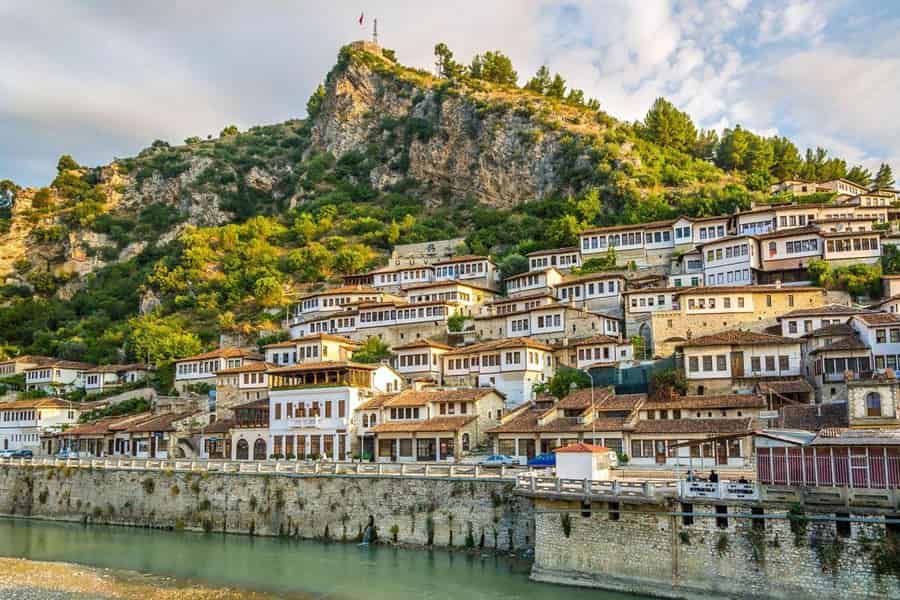 Ab Dürres/Golem: Berat (UNESCO) und Belshi-See – Tagestour. Foto: GetYourGuide Ab Dürres/Golem: Berat (UNESCO) und Belshi-See – Tagestour. Foto: GetYourGuide