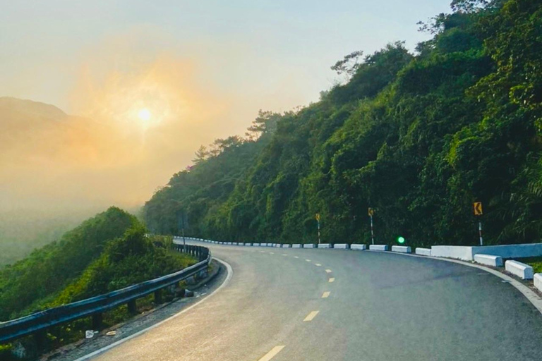 De Hoi An a la Montaña de los Monos de Mármol y el Paso de Hai Van en motoDe Hoi An a la Montaña del Mono de Mármol y el Paso de Hai Van en moto