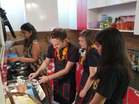 Classe di cucina & fare molto di più con una famiglia locale a Delhi - Hizvo