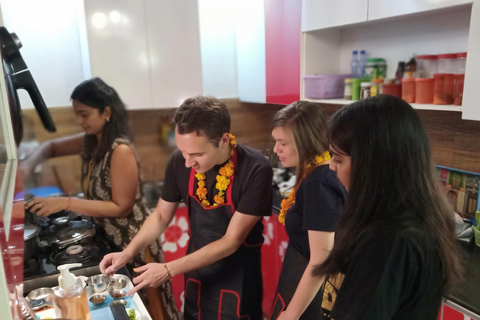 Cocina comida india con una familia local en su casa tradicionalDesayuna, come o cena según el horario que elijas