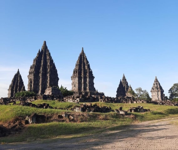 Yogyakarta: Shared Shuttle Trip Borobudur & Prambanan Temple