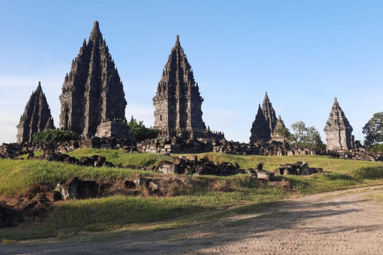 Yogyakarta : Prambanan coucher de soleil voiture privée et frais d'entréeCoucher de soleil à Prambanan Voiture privée et droit d'entrée