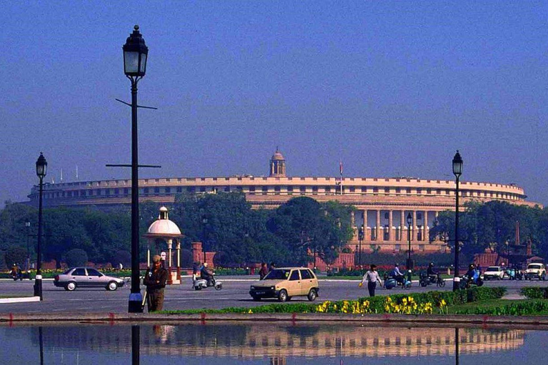 Delhi: tour privado de día completo de la ciudad vieja y nueva de DelhiCoche y guía para tour guiado.