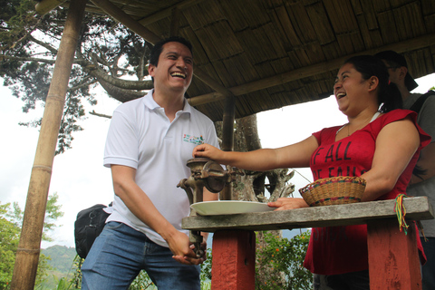 Bogotá: excursión privada de un día al cerro Monserrate y a una finca cafetera