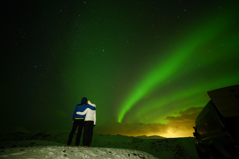 Reykjavik: Túnel de lava noturno e caça à aurora borealReykjavik: Túnel de lava à noite e caça às auroras boreais