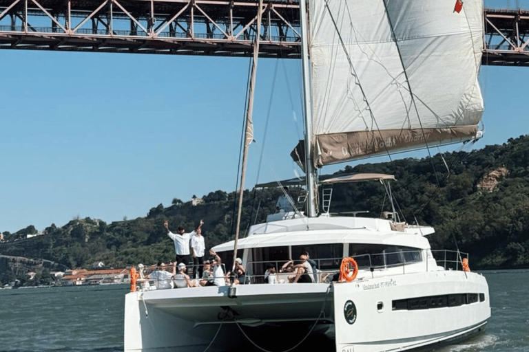 Tour en bateau en catamaran à Lisbonne - Voilier de luxeExcursion en bateau à Lisbonne - Voilier de luxe