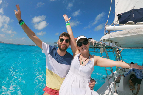 Costa Mujeres: Catamaran Tour to Isla Mujeres with Open Bar Standard Tour: Open Bar