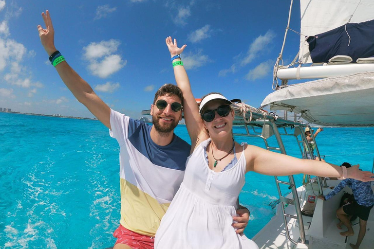 Costa Mujeres: Catamaran Tour to Isla Mujeres with Open Bar Standard Tour: Open Bar