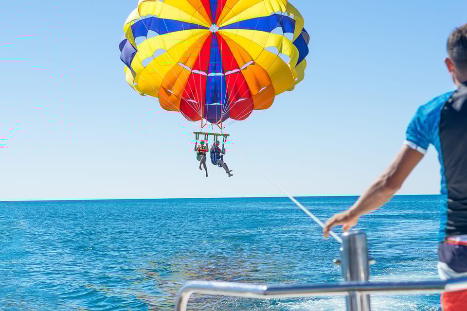 Parasailing-Abenteuer auf dem Roten Meer