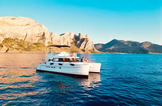 Palermo: Katamaran-Tour bei Sonnenuntergang mit Aperitif und Schnorcheln inklusive
