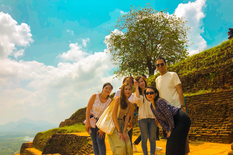 De Colombo a Sigiriya y Dambulla Tour privado de un día completo