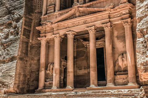 Depuis Amman : excursion privée de 2 jours à Pétra, Wadi Rum et la mer MorteTransport et hébergement