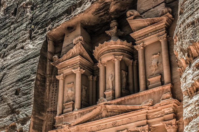 Depuis Amman : excursion privée de 2 jours à Pétra, Wadi Rum et la mer MorteTransport et hébergement