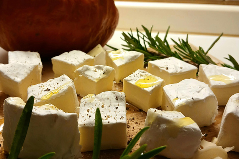 Riga: Old Town Tour with Latvian Wine and Cheese Tasting