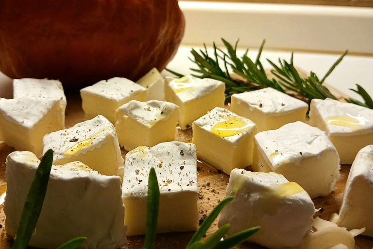 Riga: Old Town Tour with Latvian Wine and Cheese Tasting