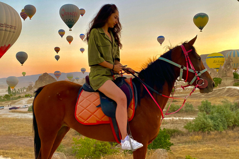 Randonnée à cheval au lever du soleil en CappadoceRandonnée à cheval au lever du soleil