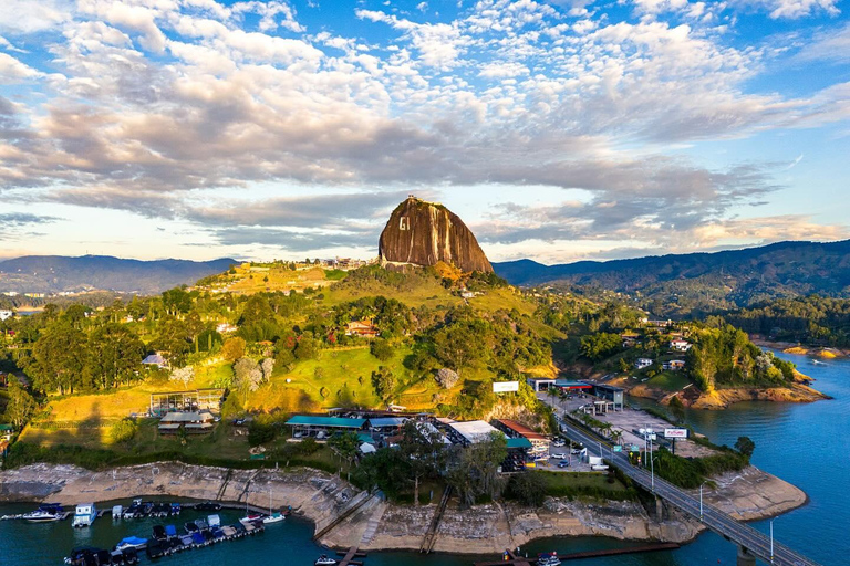 Tour a Guatapé: scalare la Roccia, ammirare il bellissimo villaggio e un buffet