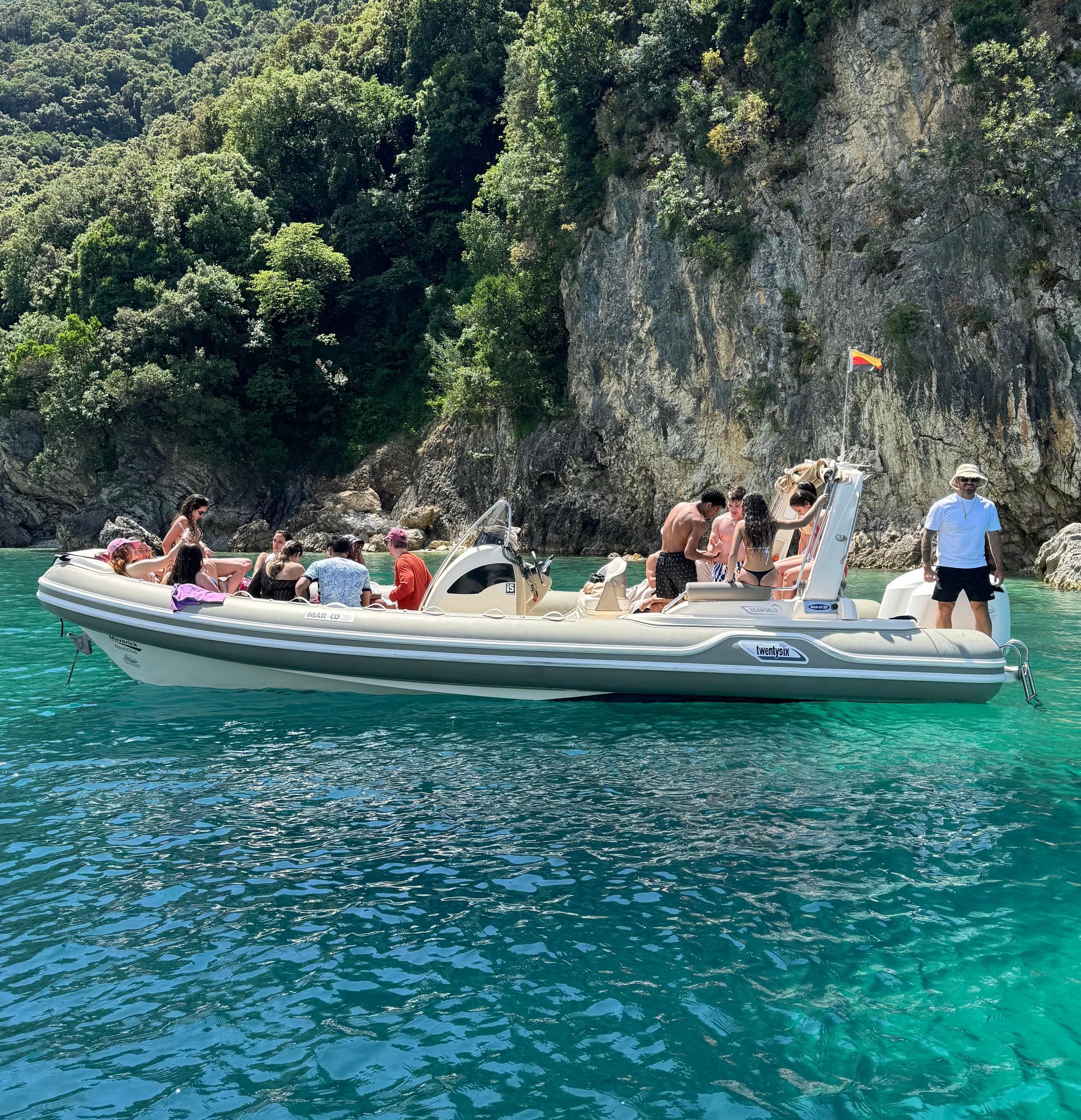 Saranda: Bootstour nach Krorez mit Schnorcheln, Getränken und Schwimmen