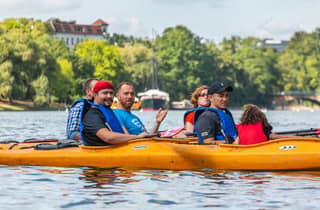 Berlin: Kajaktour bei Sonnenuntergang auf dem Landwehrkanal in Kreuzberg