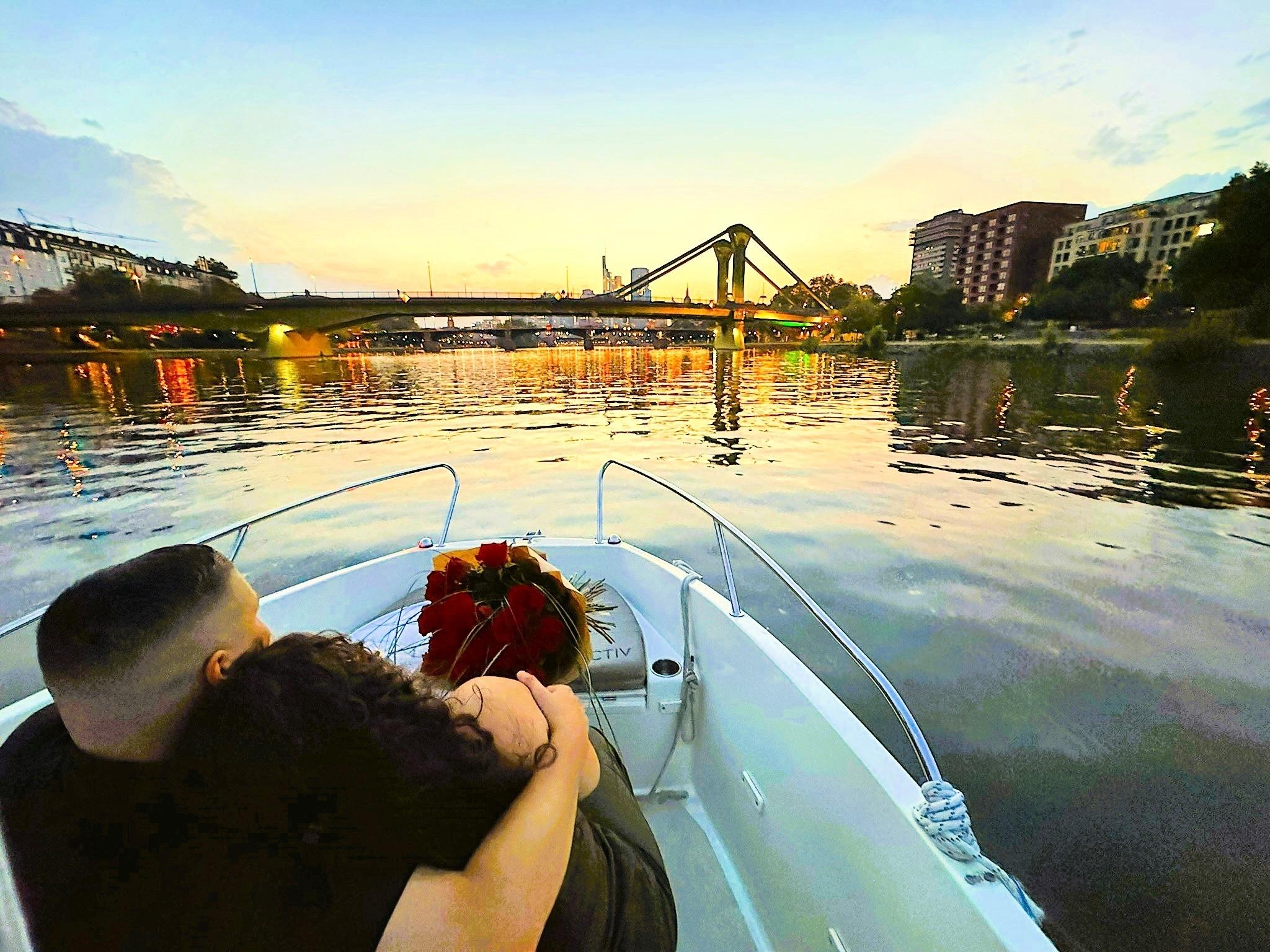 Frankfurt: Private Romantische Skyline Bootstour