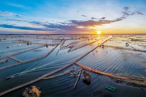 Tint: Zonsondergang op de Tam Giang-lagune
