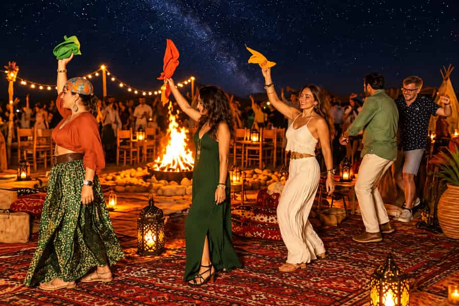 Marrakesch: Abendessen bei Sonnenuntergang in der Wüste und Show mit Feuerspektakel. Foto: GetYourGuide Marrakesch: Abendessen bei Sonnenuntergang in der Wüste und Show mit Feuerspektakel. Foto: GetYourGuide