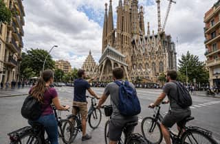 Barcelona: Private Bike/eBike Tour & Sagrada Familia Tickets