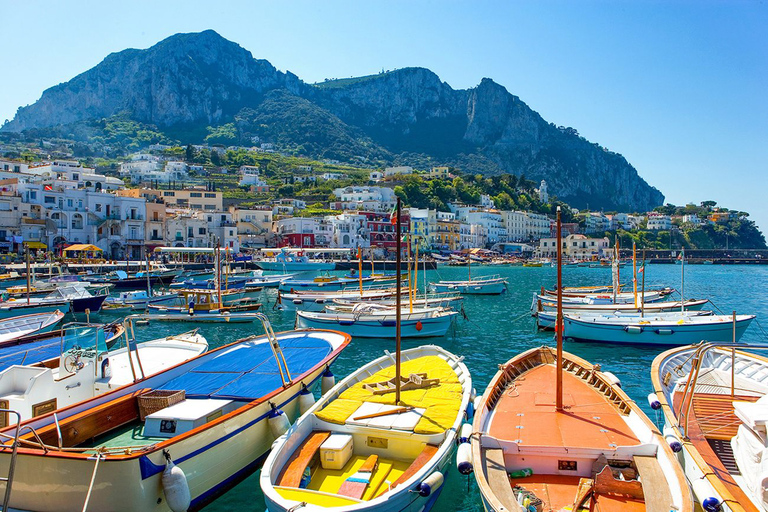 De Nápoles: Excursão particular de barco a CapriExcursão privada em Capri com iate de 46 a 50 pés