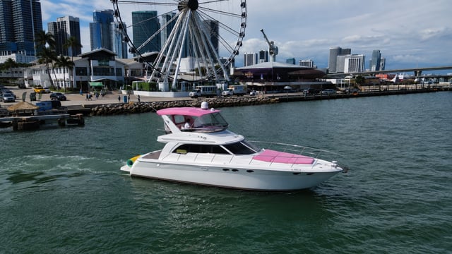 Experiencia en un yate rosa por el corazón de Miami