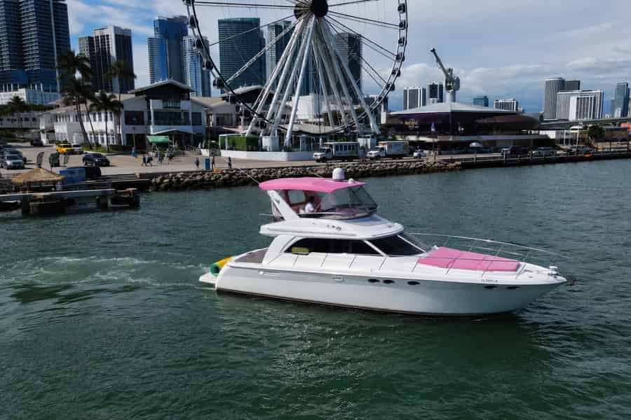 Pinkes Jacht-Erlebnis durch das Herz von Miami. Foto: GetYourGuide Pinkes Jacht-Erlebnis durch das Herz von Miami. Foto: GetYourGuide