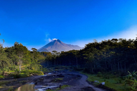 De Yogyakarta à tout autre endroit : Voyage en voiture ou en fourgonnette avec chauffeur et guideVisite guidée de 2 jours sans guide