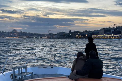 Istanbul: Crociera privata sul Bosforo con uno yacht di lusso