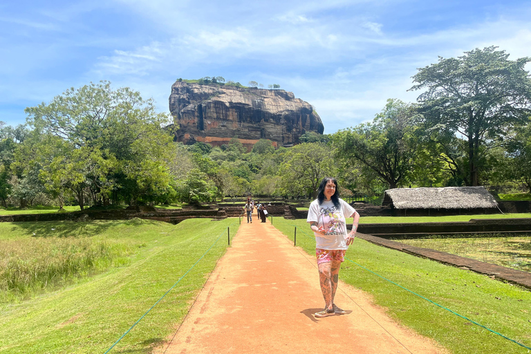 Safari di Sigiriya, Dambulla e Minneriya con servizio di prelievoSafari a Sigiriya, Dambulla e Minneriya con prelievo/consegna