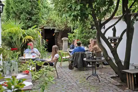 Colonia-Nippes: Fiesta del vino de verano en el jardín a la francesa