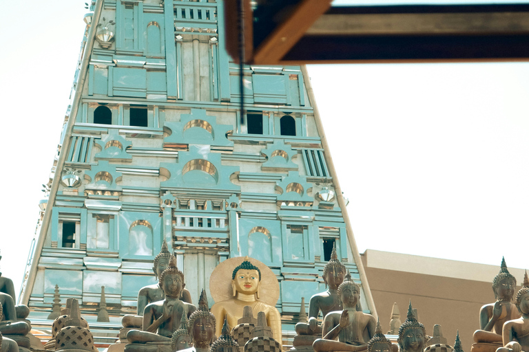 Colombo: First Night Guided Tour with Tuk Tuk Ride