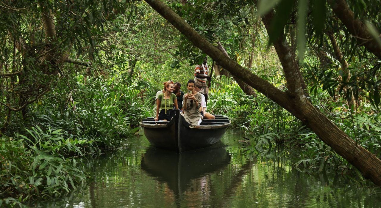 Kerala: Bootsfahrt zu einem Backwater-Dorf mit Mittagessen