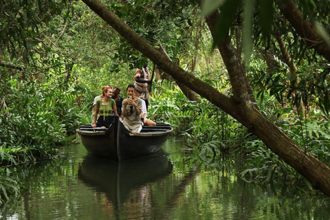 Kerala: boottocht met puntboot in een dorp aan het water met lunchKerala: boottocht met lunch in een dorp aan het water